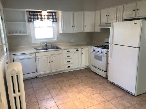 24 Hammond St, Middletown RI  02840-4035 exterior