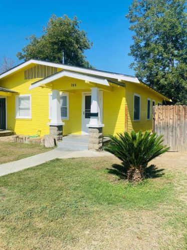 253 E St, Colton, CA 92324-2818