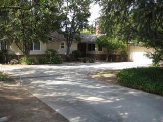 2588 Browning Ave, Fresno, CA 93711-2509