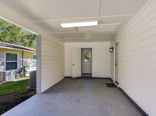 7607 Creston Ln, Austin TX  78752-1326 exterior