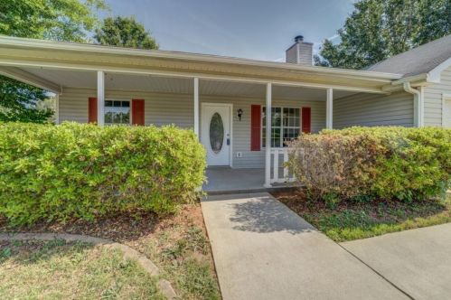 275 Branchwood Dr, Porterdale, GA 30016-4572