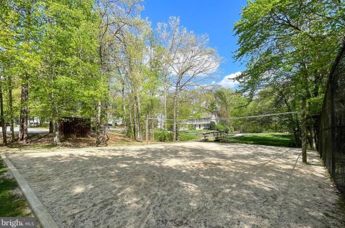 5707 Oak Leather Dr, Springfield VA  22015-2315 exterior