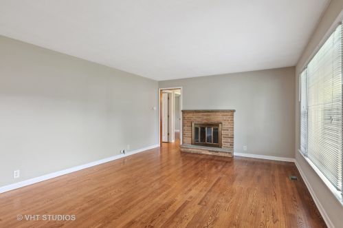 203 Peterson Pkwy, Bull Valley, IL 60014-4207
