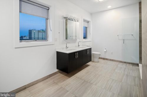 154 Front St, Philadelphia PA  19106-0020 exterior