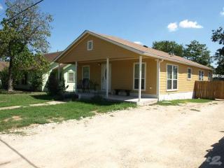 414 3rd St, Taylor, TX 76574-2806