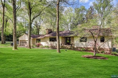 23 Plymouth Dr, Upper Saddle River, NJ 07458-1118
