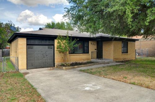 521 Crandle Dr, Fort Worth, TX 76108-2438