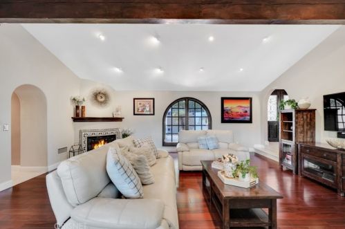 1664 Las Flores Dr, Glendale CA  91207-1200 exterior