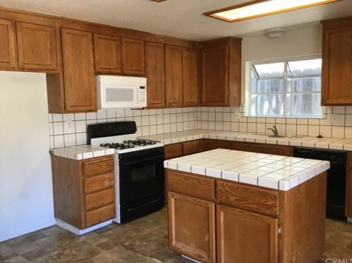 1043 Santa Barbara St, Los Banos, CA 93635-2955
