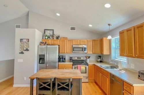 31 Old Barry Rd, Quaker Hill, CT 06375-1019
