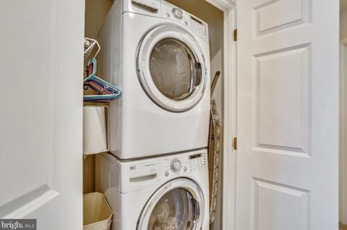 7328 Hampton Manor Pl, Springfield VA  22150-4921 exterior