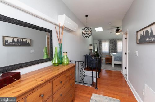 1015 4 St, Philadelphia PA 19147-4106 exterior