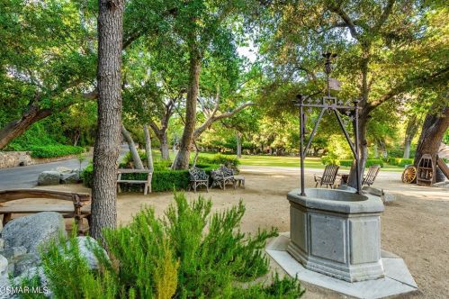 3272 Triunfo Canyon Rd, Calabasas, CA 91301-3441