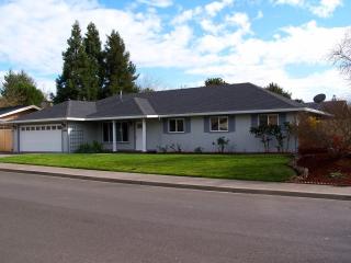 2324 Petunia St, Medford OR  97504-5512 exterior