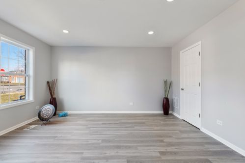 1489 Walnut Cir, Carol Stream IL  60188-9074 exterior