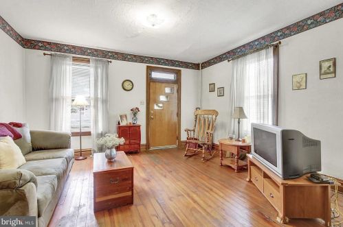 221 Centennial Ave, Hanover, PA 17331-3516