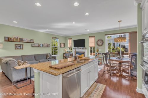 333 Princeton Ct, Tinton Falls NJ  07702-4058 exterior