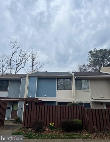 2250 Southgate Sq, Herndon VA  20191-1230 exterior