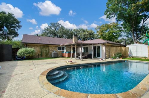 2404 Crestview Cir, Irving TX  75062-5304 exterior