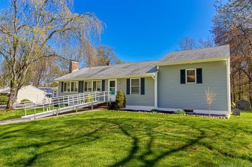 13 Foxcroft Rd, Niantic CT  06357-1415 exterior
