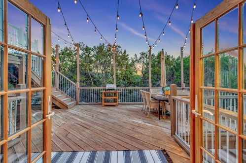 7037 Comanche Trl, Austin TX  78732-1006 exterior