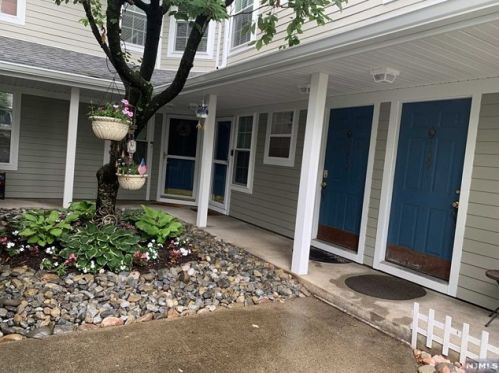 1090 Devon Ct, Mahwah, NJ 07430-3245