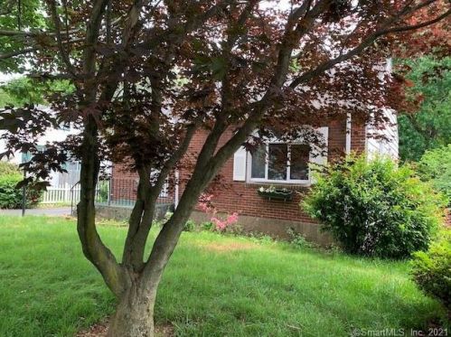 33 Oxford Dr, Hartford, CT 06118-2644