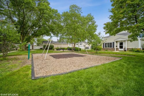 728 Old Willow Rd, Wheeling IL  60070-1914 exterior