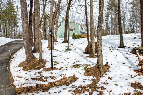 37 Standish Way, Amherst, NH 03031-2812