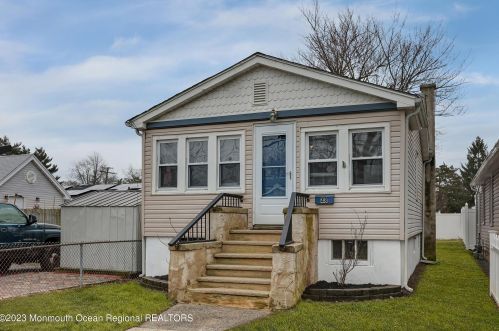 48 Sycamore Ave, Middletown, NJ 07748-6001