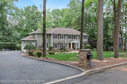 114 Willow Grove Dr, Lincroft, NJ 07738-1017