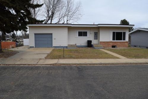 68 Johnson Dr, Dickinson, ND 58601-3906