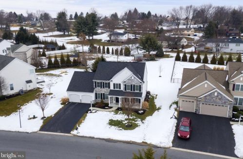 302 Fieldgate Dr, Lancaster, PA 17603-7924