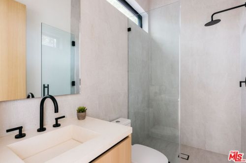 15740 Morrison St, Van Nuys CA  91436-1544 exterior