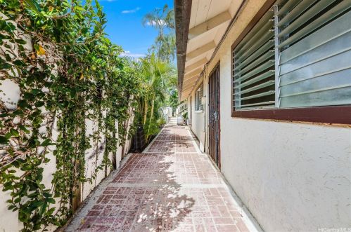 6815 Niumalu Loop, Honolulu HI  96825-1639 exterior