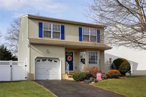 71 Thorpe Ave, Avenel, NJ 07001-1220