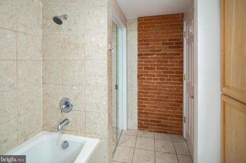 205 4th St, Philadelphia PA 19106-1855 exterior