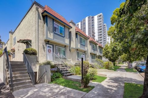 405 Pioneer Dr, Glendale, CA 91203-1712