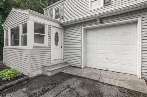 34 Oak St, Bloomingdale, NJ 07403-1650