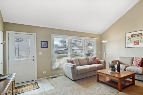 1093 Alden Ln, Buffalo Grove, IL 60089-1304