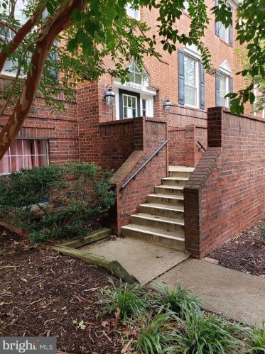 678 Gateway Dr, Leesburg, VA 20175-4056