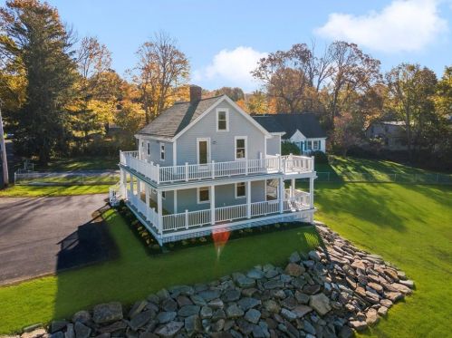 29 Quaker Ave, Tiverton, RI 02878-4313
