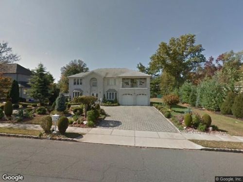 8 Linda Ln, Edison, NJ 08820-1190