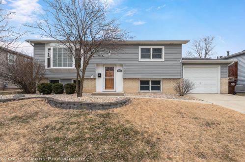 15451 Warwick Dr, Oak Forest, IL 60452-2029