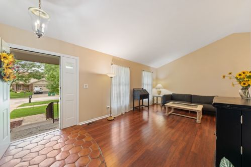 601 Sycamore Ln, Wheeling, IL 60090-5552