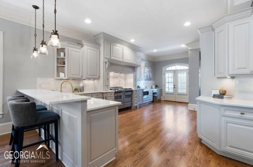 555 Glenmanor Ct, Atlanta GA  30328-4270 exterior