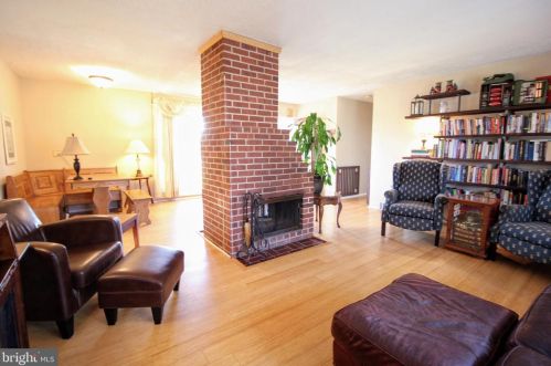 5901 Atteentee Rd, Springfield VA  22150-3906 exterior