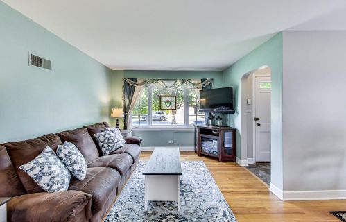509 Henry St, Mount Prospect, IL 60056-2426