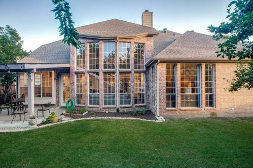 2561 Grn Oak Dr, Carrollton TX 75010-4221 exterior