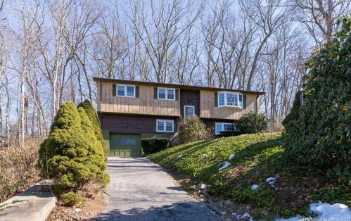 16 Nutmeg Dr, Gales Ferry, CT 06335-1526